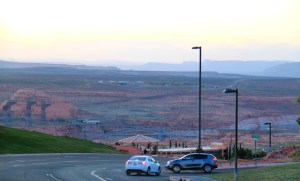 Mäki alas Pagesta. Edessä näkyy silta Coloradojoen yli. Ihan sillan alapuolella on pato. 