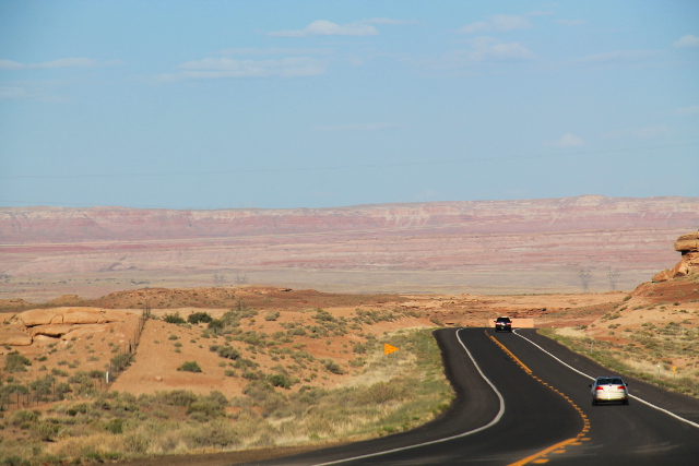 Painted desert tässä taustalla on pitkä kallioalue, jossa kallio näyttää kuin monilla väreillä maalatulta. 