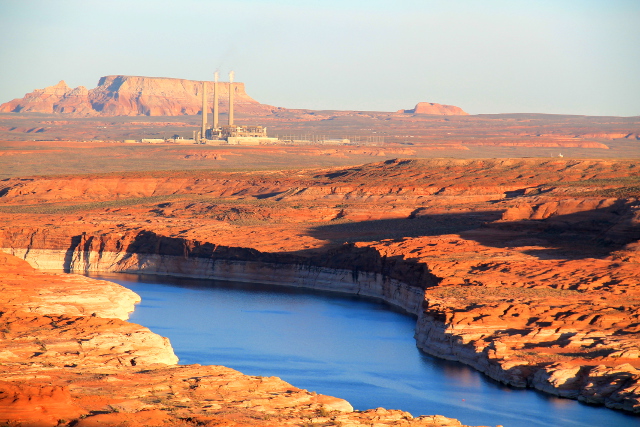 Aavikkoa, jokea ja joku tehdas tai voimalaitos. 