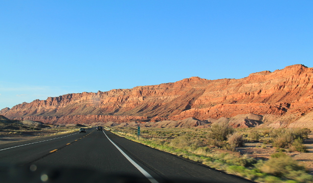Sitten tuli tällainen jyrkkä seinämä, joka jatkui tien vierellä vaikka kuinka pitkälti. Tällä alueella asui vain Amerikan alkuperäiskansaa. 