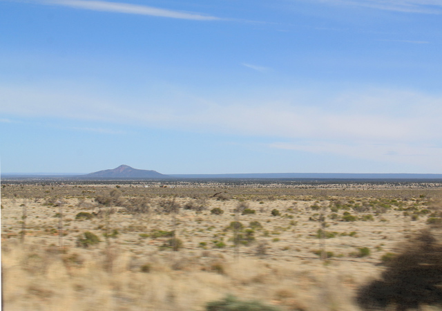 Kuivaa tasankoa Flagstaffin jälkeen. Aikalailla tämmöisestä maastosta yhtäkkiä alkaakin huikea Grand Canyonin kanjoni. 