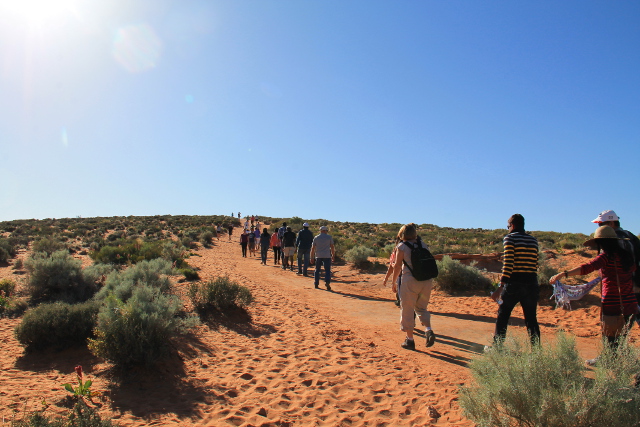 Väkeä kävelemässä Horseshoe Bendille. 