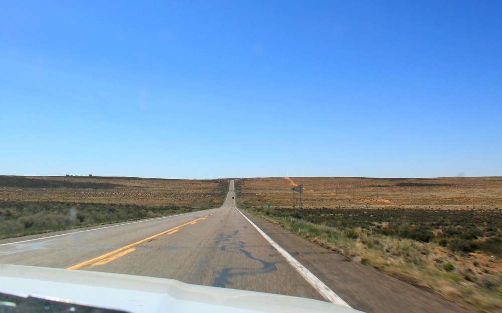 Pitkä suora aavikolla. 