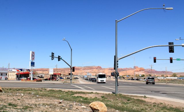 Risteys. Nuo autot tulevat suunnasta, jonne käännytään (kuvassa vasemmalta) Monument Valleyhin Pagesta tullessa. 