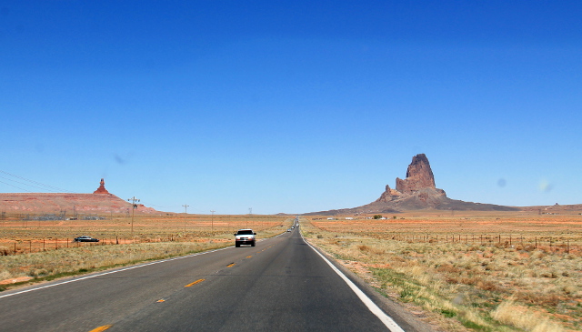 Tie ennen Monument Valleyta. 