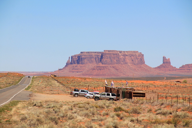 Myyntikojupysäkki, lähinnä noissa on koruja myynnissä, 