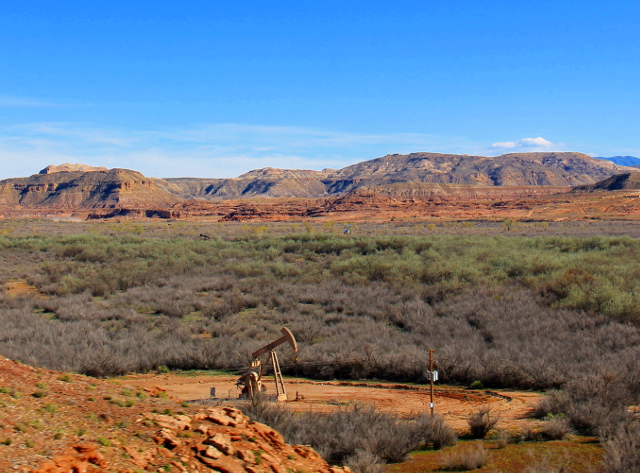 Utahin puolella oli öljyalue, pieniä pumppuja ja öljysäiliöitä oli siellä täällä. 