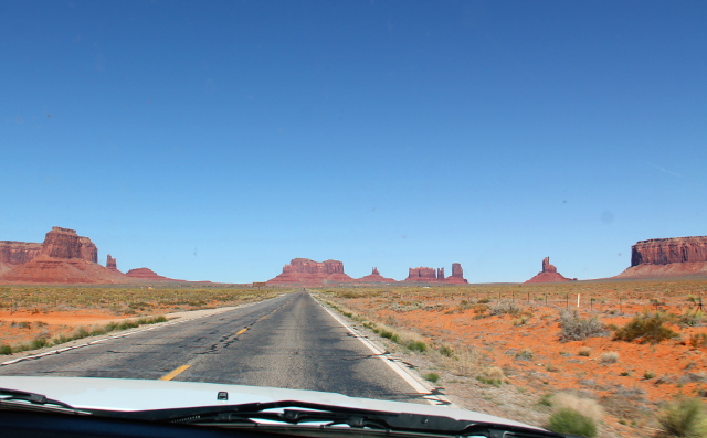 Monument Valleyn monumentteja näkee myös tien varrella. 