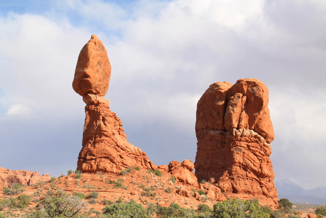 Balanced rock. Sen ympäri menee lyhyt polku, mutta kuten monessa paikkaa muuallakin Archesin kansallispuistossa, oli parkkipaikka täysi. 