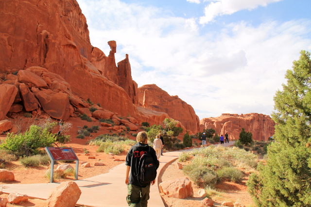 Ensimmäinen pysähdyspaikkamme Archesissa oli tämä lyhyt polku, paikan nimi oli Park Avenue. Asfaltoidun polun päässä avautui hieno seinämänäkymä. 