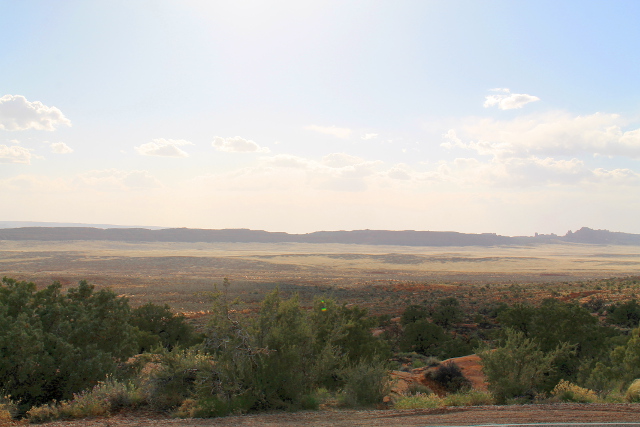 Maisemaa länteen auringon suuntaan. 