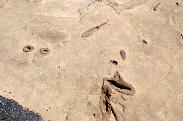 Nämä rautareiät kalliossa ovat luonnonmuodostelmia. 