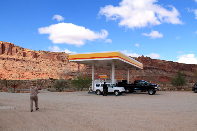 Bensa-asema lähellä Canyonlandsin risteystä Moabista pohjoiseen. Oli tärkeää tankata ennen kansallispuiston tielle lähtemistä.