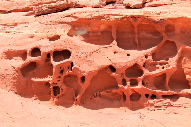 Jänniä reikiä kalliossa. 