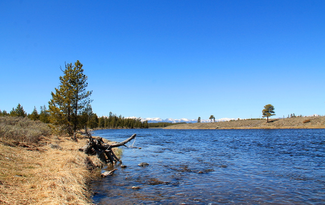 Joki matkalla West Yellostonesta Madisonin risteykseen puistossa. 