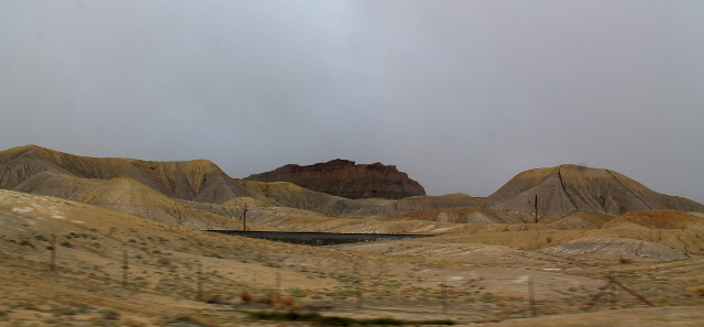 Kumpumaisemaa harmaassa säässä.