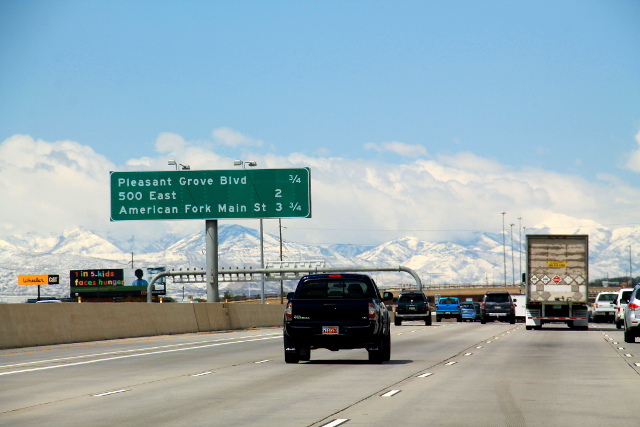 Salt Lake Citya halkoo korotetulla tasolla kulkeva moottoritie. 
