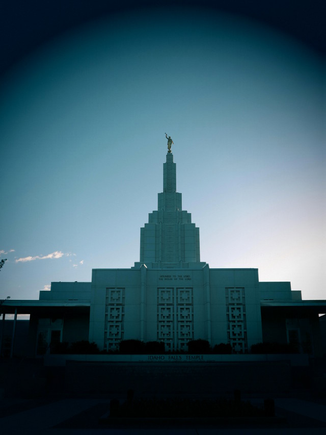 Mormonikirkko on mielestäni juuri niin synkkä asia kuin tämä kuva kuvastaa. 