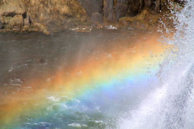 sateenkaari putouksen juuressa