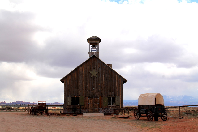 vanha lato ja kärryt