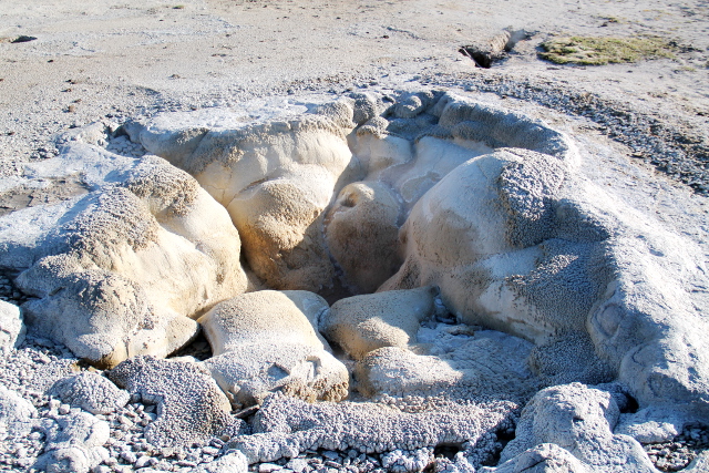 Fumarolin tai geysirin reikä. 