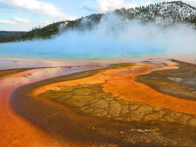 Grand Prismatic Spring ei näytä maantasalta tietystikään yhtään niin mielettömältä kuin ilmakuvissa. 