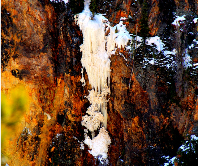 Jääputous kanjonin seinämässä.