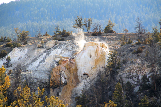 Kuuma lähde rinteessä. 