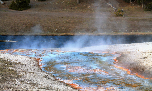 Kuuma virta valuu Firehole-jokeen. 