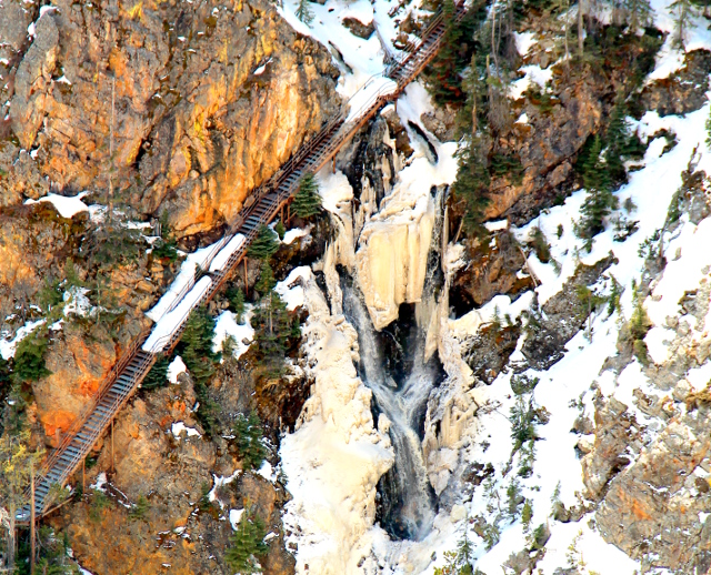 Kanjonin eteläreunan rappuja ei olisi vielä päässyt kulkemaan huhtikuun puolessa välissä lumen takia.