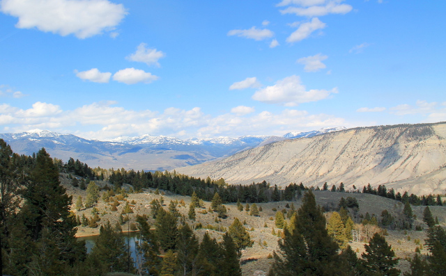 Maisemaa Pohjois-Yellowstonen Mammothiin mennessä. 