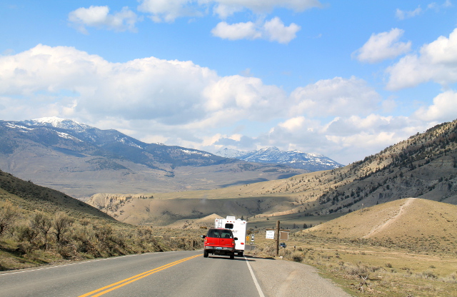 Tie Gardineriin, joka on kylä Yellowstonen pohjoissisäänkäynnillä. 