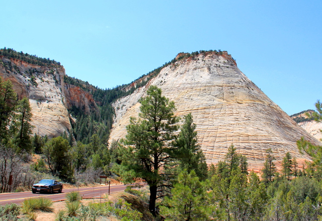 Checkerboard mesa. Länsi-Yhdysvalloissa kutsutaan tasahuippuisia kukkuloita nimellä mesa. Tässä on tämmöistä shakkilautakuviota kyljessä. 