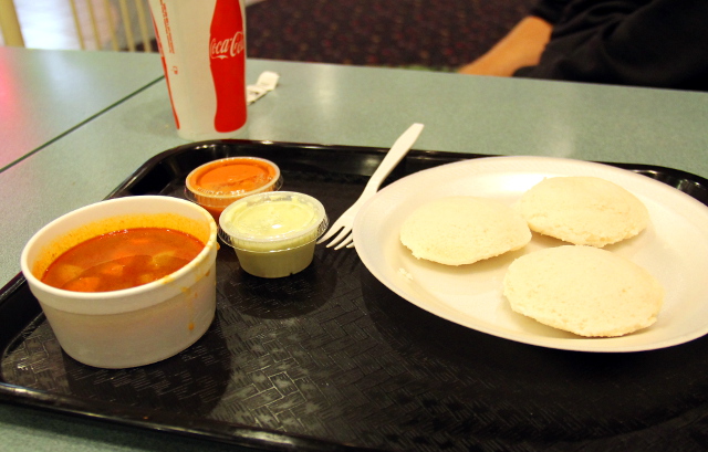 Idliä (riisijauhosta tehtyjä höyrytettyjä huokoisia leipäsiä) ja sambaria (punainen mausteinen soossi, jota tarjotaan eteläintialaisten snacksiruokien kanssa. 