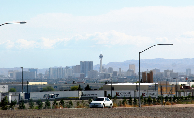 Saapuminen Las Vegasiin. Se on kaupunki keskellä aavikkoa. 