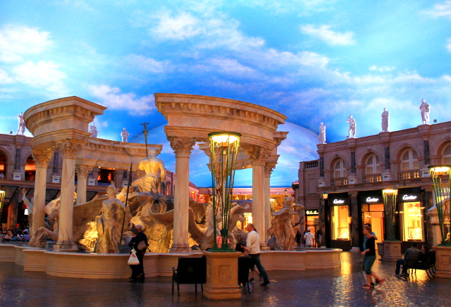 Miracle Milen ostoskeskuksessa on taivasta muistuttavat kattomaalaukset. 