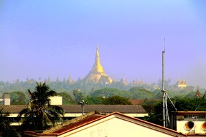 Shwedagon pagoda hotelliltani nähtynä. 