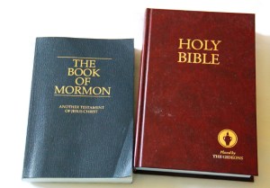Utahin majapaikoista löytyy raamatun lisäksi usein myös mormonien kirja. 