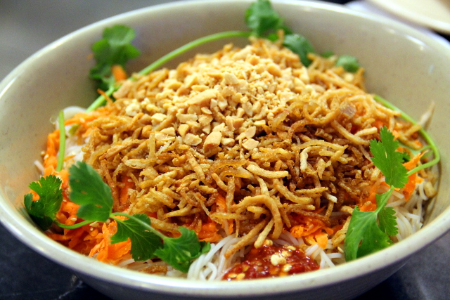 Vietnamilaisissa ravintoloissa voi saada nuudeliannoksen, joka on kuin nuudelikeitto, mutta ilman lientä. 