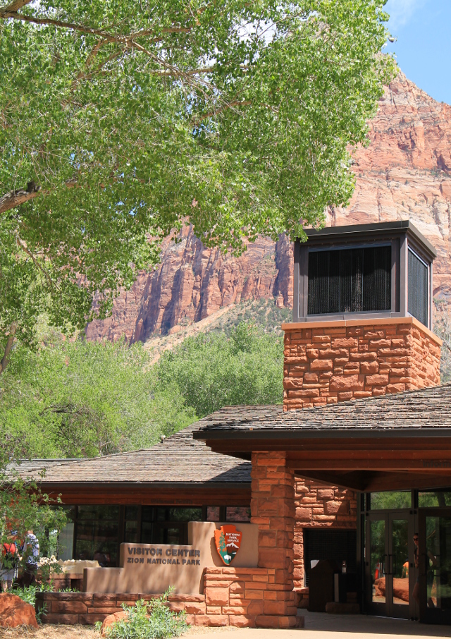 Emme meinanneet löytää parkkitilaa Zionin vierailijakeskukselta. 