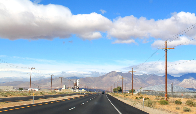 178-tie Ridgecrestistä länteen. Olimme Ridgecrestissä yötä ajettuamme päivällä Death Valleyn läpi. 