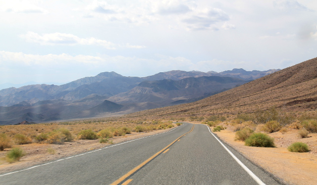 Death Valleyssa oli synkän värisiä kukkuloita. 