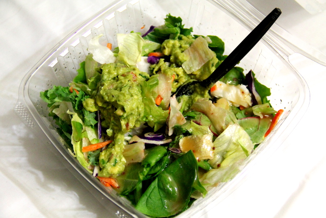 Usein iltaisin tuli tehtyä tämmöinen salaatti kaupan aineksista. 