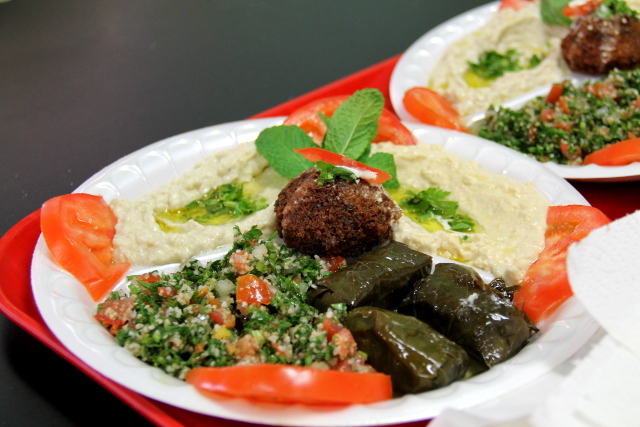 Vaihteeksi päästiin syömään ravintolaruokaa, mezejä (babaganoushia, hummusta, viininlehtikääryleitä, taboullehsalaattia ja falafelia). Lähi-idän ruokapaikoista löytyy yleensä helposti nämä vegaaniherkut.