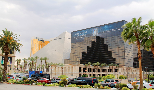 Luxor -kasinohotellin pyramidi se siellä. 