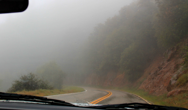 Kartasta emme tajunneet tien lähtevän vuoristoon kiemurtelemaan sumun keskelle. 