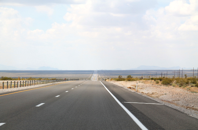 Nevadan puolelta löytyy hyvin tällaista loputtomia suoria teitä. 