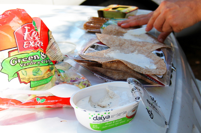 Ensin wrapille levitettiin Daiya-tuorejuustoa (vegaaniset Daiya-tuotteet ovat parhaita!). 