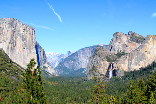 Yosemiten laakso ja oikealla Bridalveilin putous. 