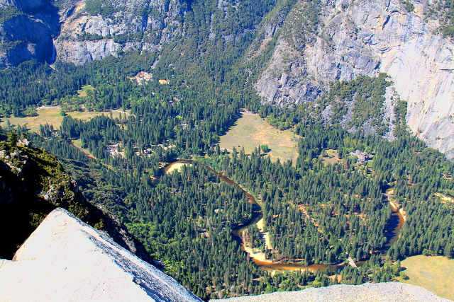 Yosemite Valley ylhäältä Glacier Pointilta katsottuna. 